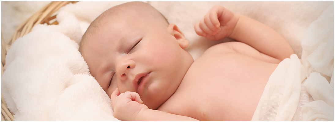 Babys und Neugeborene - immer ein Foto vom Profifotograf wert - Baby in Bastkörbchen