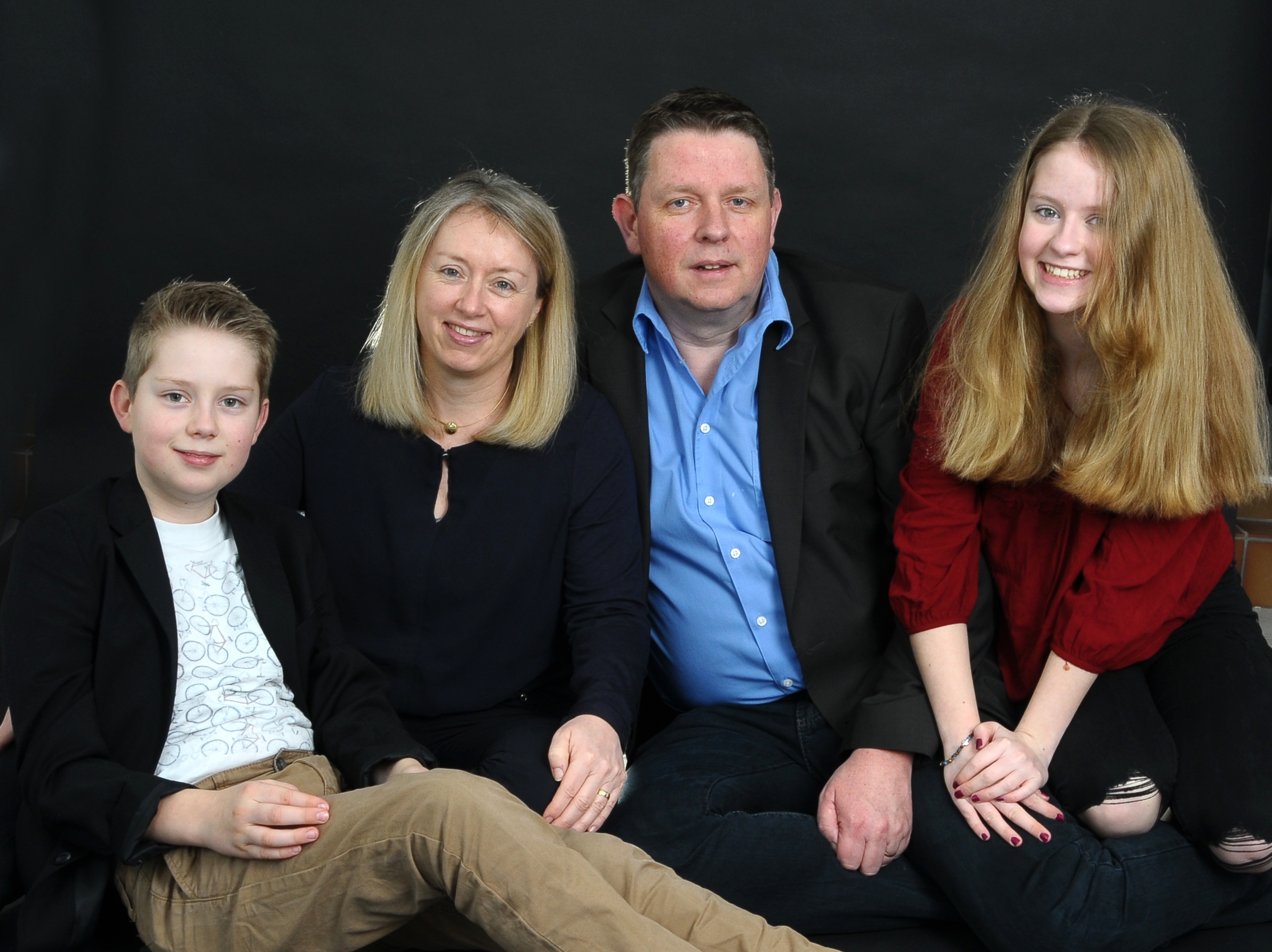 Familienporträt einer durchschnittlich großen Famile, Vater mit drei Kindern.